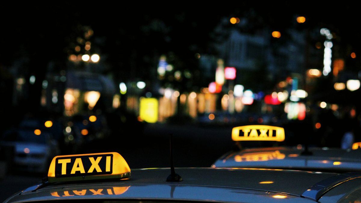 Kokoomusnuorten Abdali: Taksiuudistuksen myötä taksijonoissa jonottavat asiakkaiden sijaan taksit