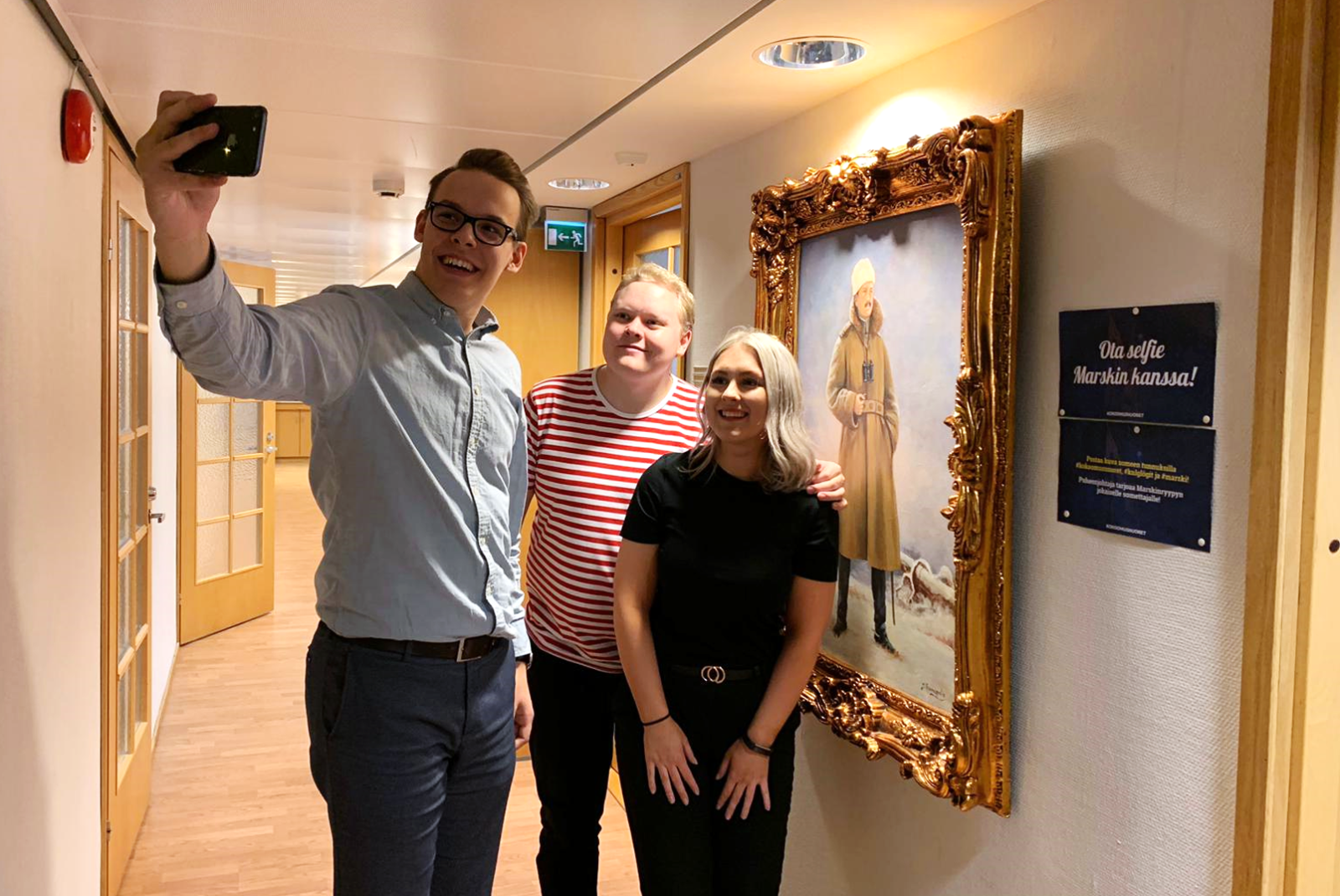 Kokoomusnuoret kannustaa selfieen Mannerheimin kanssa – “Tarjoamme snapsin jokaiselle!”