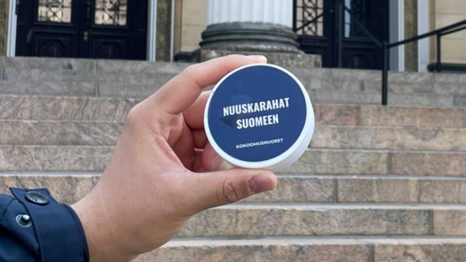 Kokoomusnuoret jakaa 500 nuuskapurkkia Säätytalolla – tarkoituksena laillistaa nuuskan ostaminen Suomessa