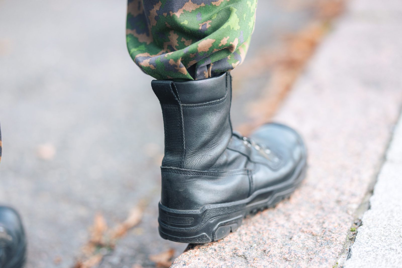 Naiset kuuluvat sinne mihin miehetkin, myös maanpuolustuksessa – Helsingin, Satakunnan, Savo-Karjalan, Kaakkois-Suomen, Oulun Läänin, Lapin ja Hämeen Kokoomusnuoret jyrähtävät