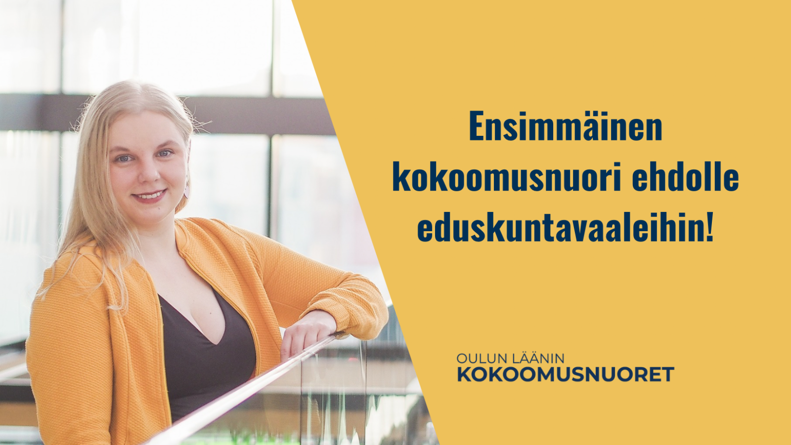 Nuori nainen (Lotta Ellonen) poseeraa sisätiloissa kaiteen vieressä ja hymyilee kameralle. Oikealla puolella keltaisella taustalla teksti: 'Ensimmäinen kokoomusnuori ehdolle eduskuntavaaleihin!'. Alhaalla Oulun läänin Kokoomusnuorten logo.