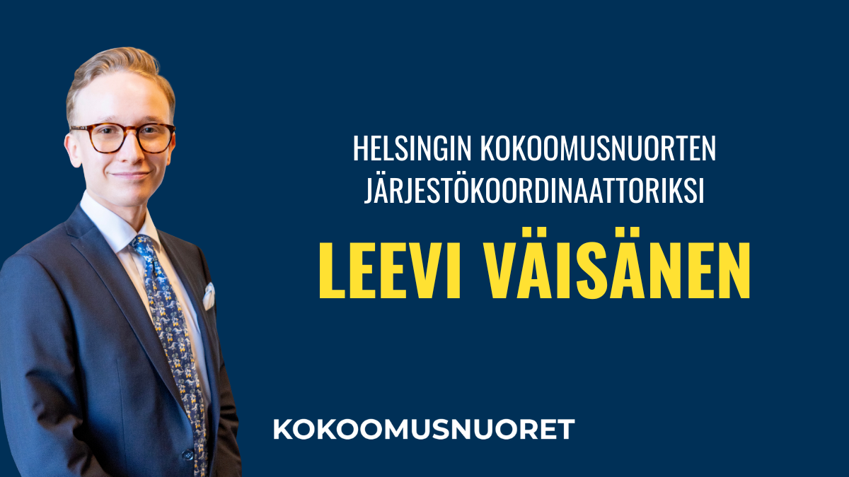 Sinisellä taustalla teksti: 'Helsingin Kokoomusnuorten järjestökoordinaattoriksi Leevi Väisänen'. Vasemmalla seisoo nuori mies pukeutuneena pukuun ja solmioon. Alhaalla Kokoomusnuorten tekstilogo.