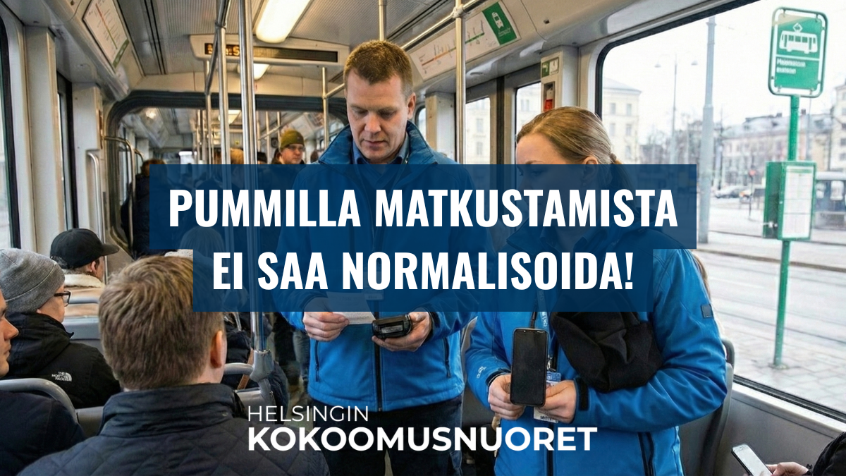 Raitiovaunussa kaksi lipuntarkastajaa sinisissä takeissa tarkastaa matkustajien lippuja. Kuvan keskellä on sinisellä taustalla teksti: 'Pummilla matkustamista ei saa normalisoida!'. Alhaalla Helsingin Kokoomusnuorten logo.