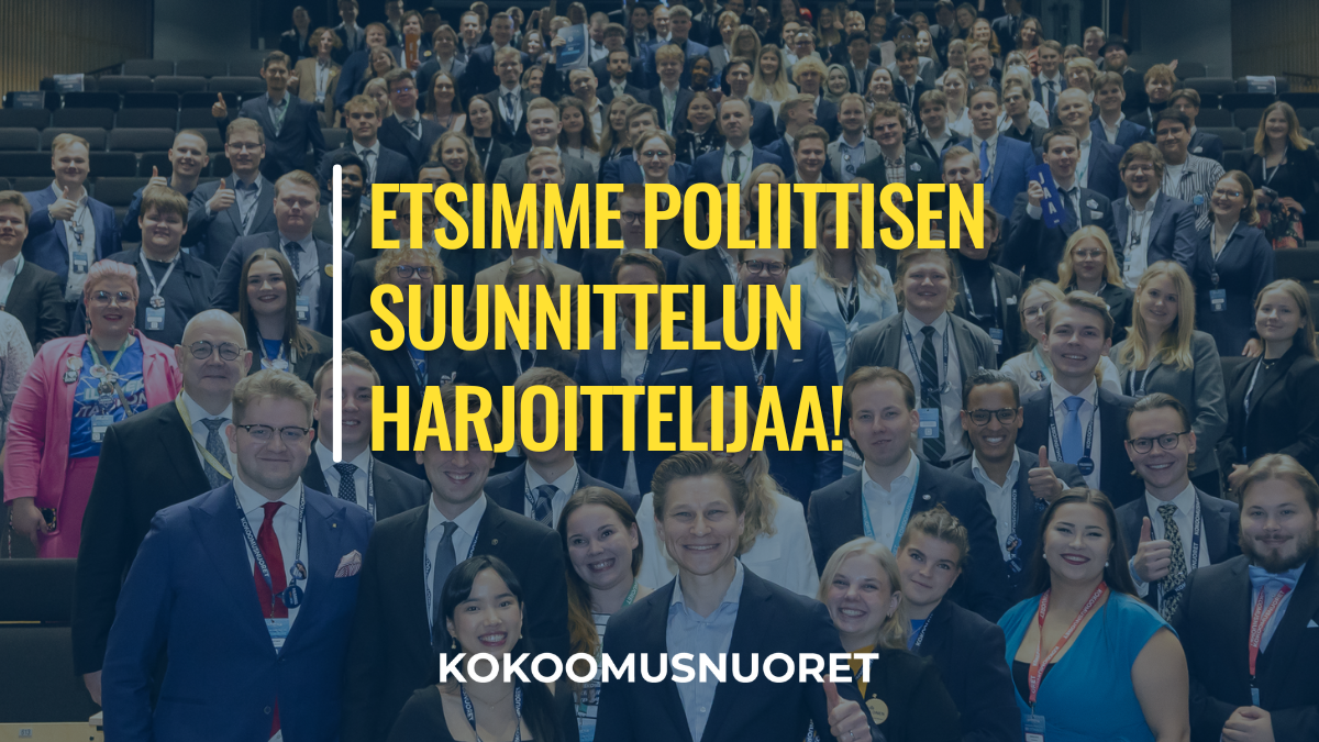 Artikkelikuva, jossa on suuri joukko hymyileviä nuoria aikuisia Kokoomusnuorten liittokokouksessa katsomossa seisomassa. Kuvan päällä on keltainen teksti ”Etsimme poliittisen suunnittelun harjoittelijaa!” ja alareunassa valkoisella on Kokoomusnuorten tekstilogo. Kuva on sävytetty sinisellä värisuodattimella.