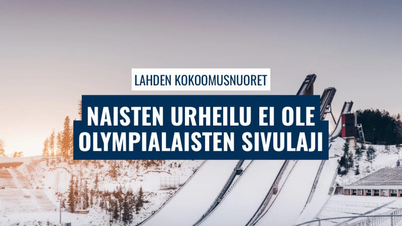 Talvinen mäkihyppystadion lumisine rinteineen ja katsomoineen. Kuvan päällä on teksti “Lahden Kokoomusnuoret” ja sen alla sinisellä pohjalla “Naisten urheilu ei ole olympialaisten sivulaji”.