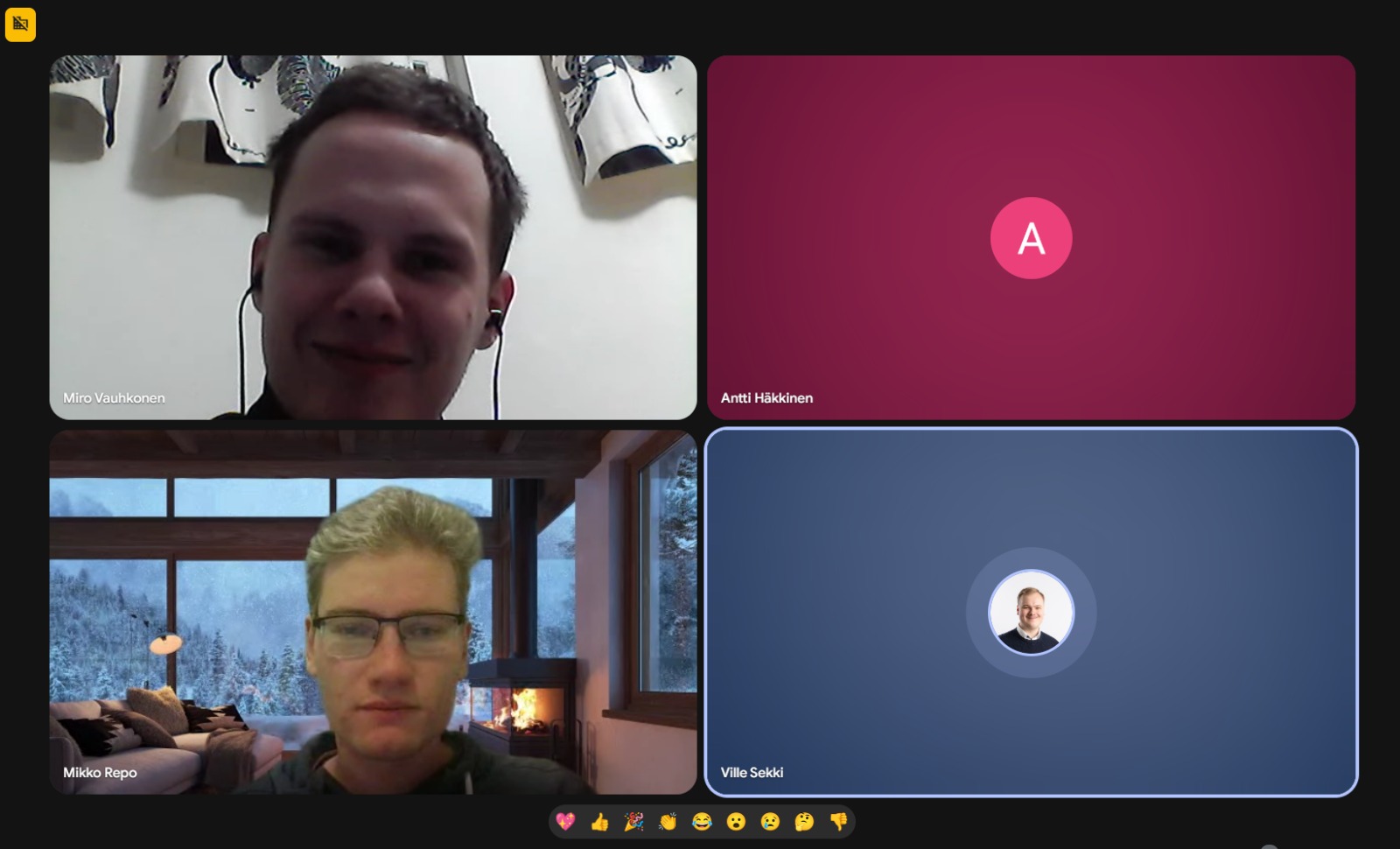 Kuvakaappaus etäkokouksesta, jossa näkyy neljä osallistujaruutua. Vasemmassa yläkulmassa on hymyilevä Miro Vauhkonen ja vasemmassa alakulmassa Mikko Repo, jolla on taustakuvanaan luminen maisema ja takkatuli. Oikealla ylhäällä on Antti Häkkisen nimellä varustettu ruutu, jossa näkyy vain A-kirjain, ja oikealla alhaalla Ville Sekin ruutu, jossa on pieni profiilikuva. Alareunassa näkyy rivi emojireaktioita.