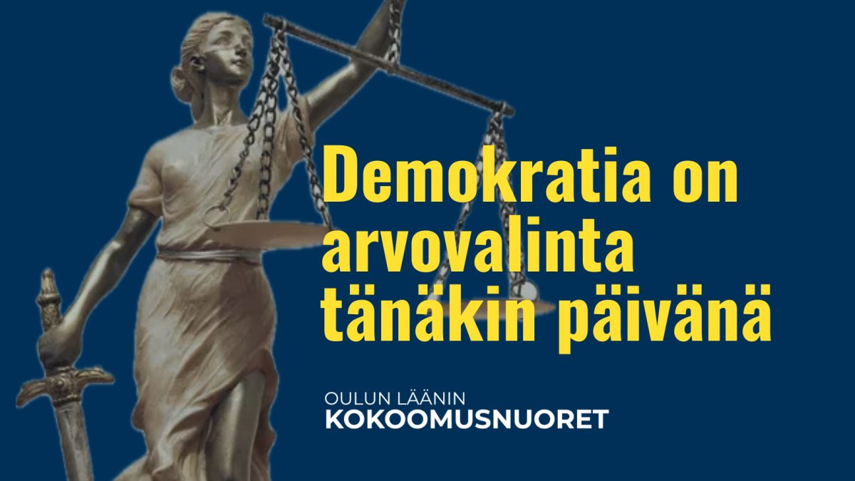 Sinisellä taustalla on vaaleanruskea Justitia-patsas, joka pitelee toisessa kädessään vaakaa ja toisessa miekkaa. Patsaan oikealla puolella on keltaisella teksti ”Demokratia on arvovalinta tänäkin päivänä”. Alareunassa on valkoisella Oulun Läänin Kokoomusnuorten tekstilogo.