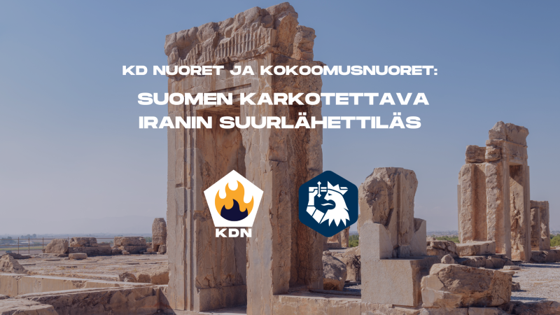 Muinaisten kiviraunioiden maisema kirkkaassa päivänvalossa. Kuvan keskellä on teksti “KD Nuoret ja Kokoomusnuoret: Suomen karkotettava Iranin suurlähettiläs”. Tekstin alla näkyvät KD Nuorten liekkilogo ja Kokoomusnuorten leijonalogo.