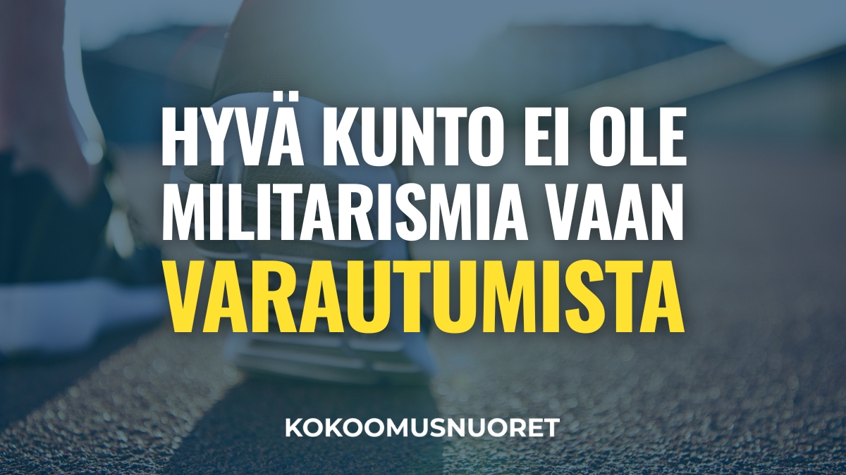 Lenkkipolulla seisova tai juoksuun lähtevä henkilö, jonka lenkkarin kanta näkyy lähietäisyydeltä. Tausta on sumennettu. Kuvan päällä iso teksti: ”HYVÄ KUNTO EI OLE MILITARISMIA VAAN VARAUTUMISTA”. Alhaalla Kokoomusnuorten logo.