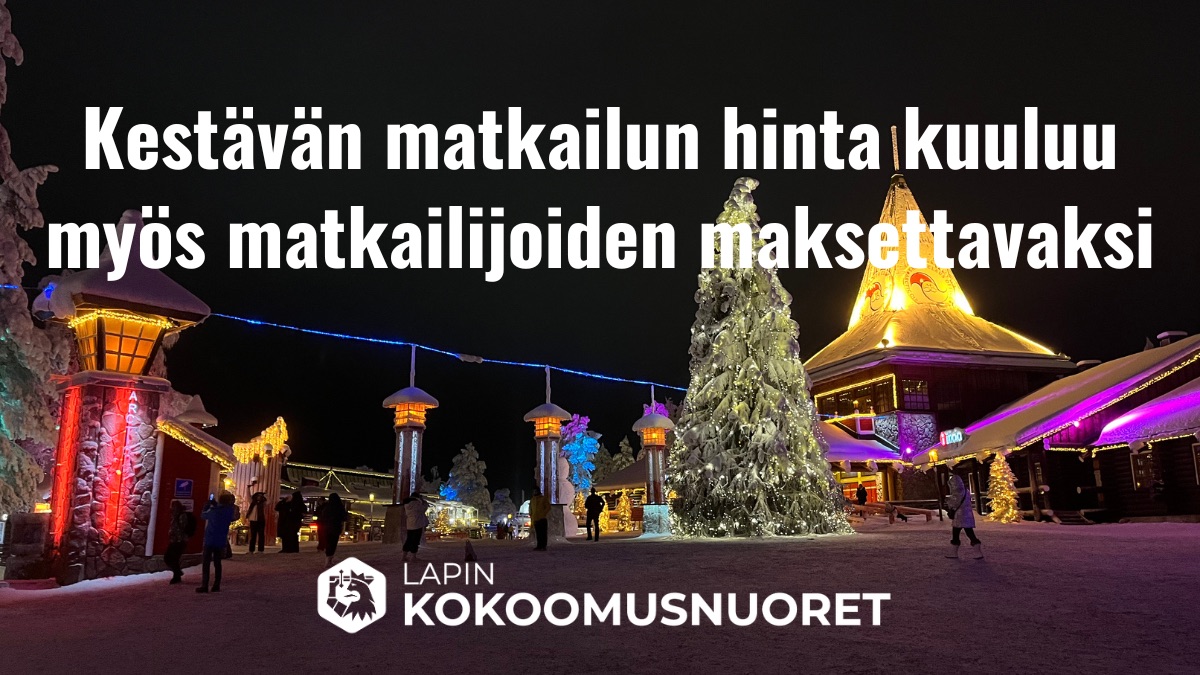 Öinen talvimaisema Napapiirin matkailualueella, jossa näkyy valaistuja rakennuksia ja lumisia puita eri väreissä loistavissa valoissa. Etualalla suuri lumikuorrutettu kuusi ja taustalla poronpunaisin ja violetin sävyin valaistuja pylväitä sekä rakennuksia. Kuvan päällä on valkoinen teksti “Kestävän matkailun hinta kuuluu myös matkailijoiden maksettavaksi”, ja alareunassa Lapin Kokoomusnuorten logo.