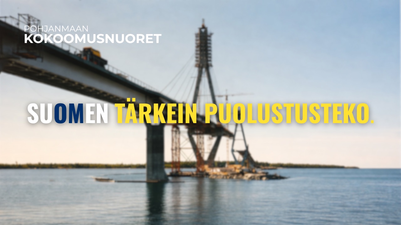 Rakenteilla oleva suuri riippusilta meren yllä. Etualalla näkyy vedenpintaa ja taustalla nostureita sekä sillan keskiosaa tukevia rakenteita. Vasemmassa yläkulmassa on Pohjanmaan Kokoomusnuorten logo. Kuvan keskellä on iso teksti: ”SUOMEN TÄRKEIN PUOLUSTUSTEKO.”