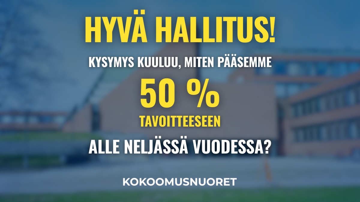 Kuvassa on taustalla sumea koulurakennus. Kuvan päällä lukee: ”Hyvä hallitus! Kysymys kuuluu, miten pääsemme 50 % tavoitteeseen alle neljässä vuodessa?” Alareunassa lukee ”Kokoomusnuoret”.