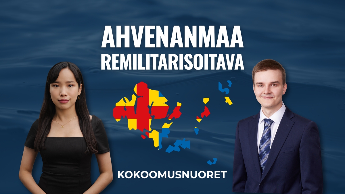 Kuvassa on tummansininen meritausta. Keskellä ylhäällä lukee valkoisella tekstillä ”Ahvenanmaa remilitarisoitava”. Tekstin alla on karttakuvio Ahvenanmaan saarista, värityksenä punainen, keltainen ja sininen Ahvenanmaan lipun värein. Vasemmalla seisoo Binga Tupamäki mustassa mekossa, ja oikealla Jaakko Linnakangas tummassa puvussa ja solmiossa. Alhaalla keskellä on Kokoomusnuorten logo ja nimi.