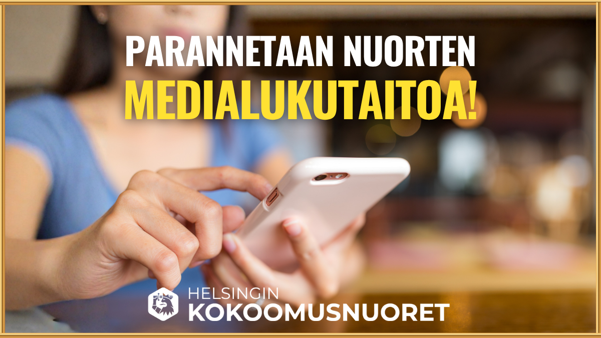 Kuvassa henkilö käyttää älypuhelinta; kädet pitelevät puhelinta ja sormi koskettaa näyttöä. Tausta on sumea sisätila. Kuvan päällä lukee: ”Parannetaan nuorten medialukutaitoa!” Alareunassa lukee ”Helsingin Kokoomusnuoret”.