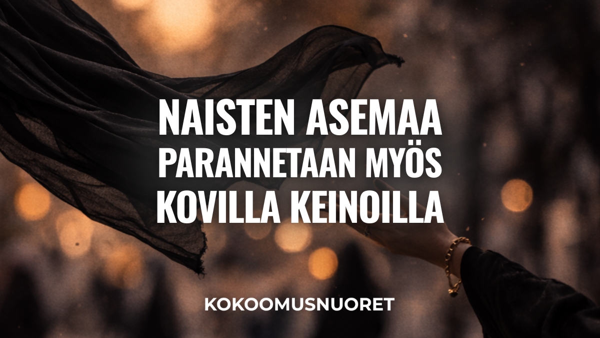Kuvassa näkyy naisen käsi heittämässä mustaa huivia ilmaan. Taustalla on hämärä, sumea väkijoukko ja lämpimiä valopisteitä, jotka viittaavat mielenosoitustilanteeseen. Kuvan päällä lukee ”Naisten asemaa parannetaan myös kovilla keinoilla”, ja alareunassa ”Kokoomusnuoret”.