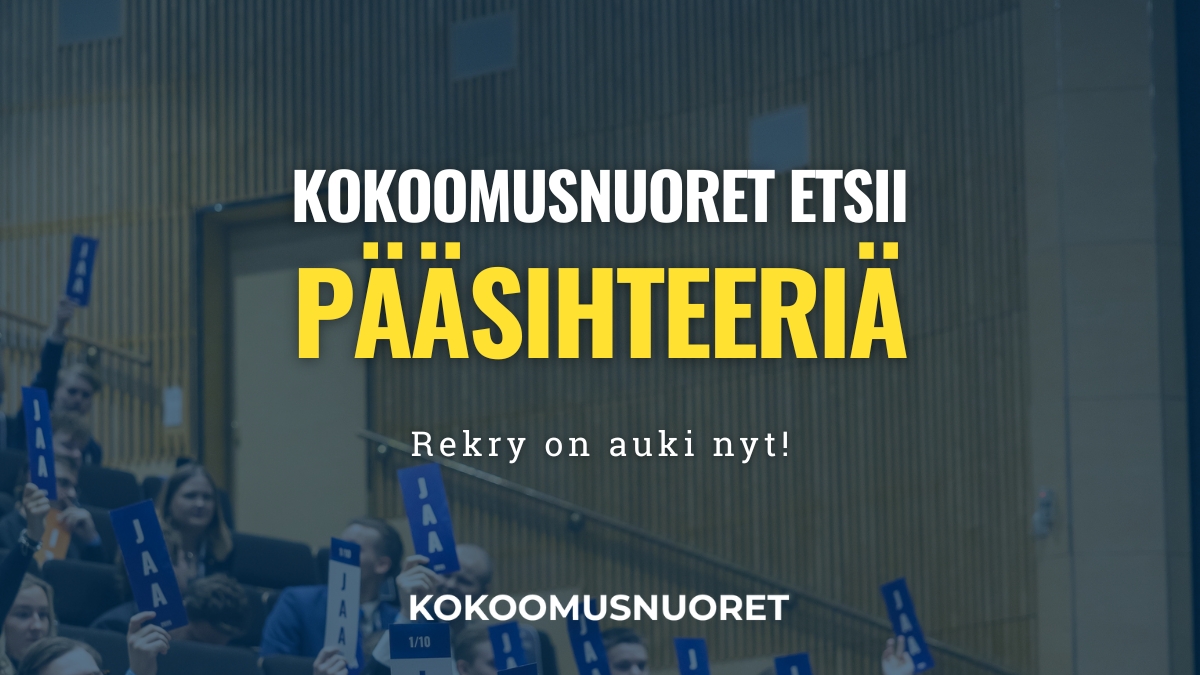 Kuvassa on sinisävyinen tausta, jossa näkyy sumeasti kokoussalissa istuvia ihmisiä nostamassa äänestyskylttejä, joissa lukee ”JAA”. Yläosassa lukee ”Kokoomusnuoret etsii pääsihteeriä”, jossa sana ”pääsihteeriä” on korostettu keltaisella. Sen alla lukee ”Rekry on auki nyt!” ja alareunassa ”Kokoomusnuoret”.