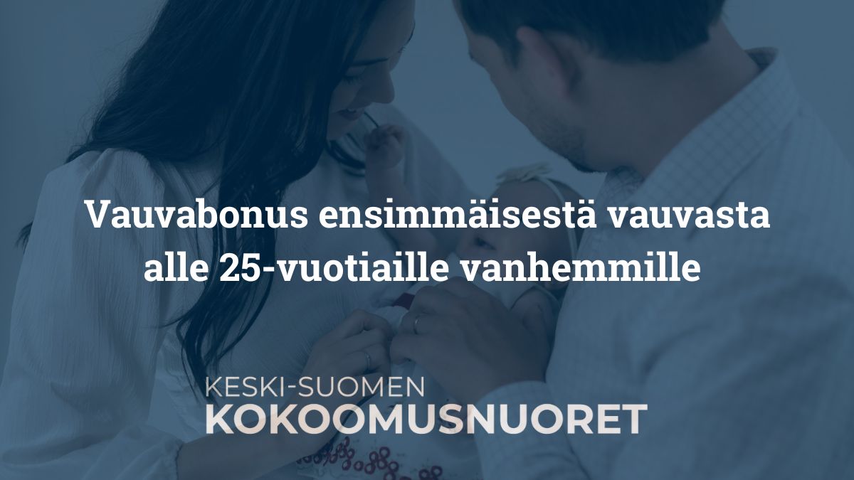 Kuvassa vanhemmat katsovat sylissään olevaa vauvaa. Taustakuva on sinertävästi sävytetty. Kuvan päällä lukee: ”Vauvabonus ensimmäisestä vauvasta alle 25-vuotiaille vanhemmille”. Alareunassa lukee ”Keski-Suomen Kokoomusnuoret”.