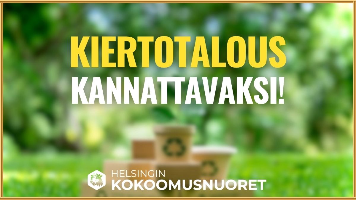 Kuvituskuva, jonka taustalla on epäterävä valokuva vehreästä ulkotilasta. Kuvan etualalla on epäteräviä ruskeita kierrätysmerkeillä varustettuja kartonkipakkauksia nurmikolla. Kuvan yläosassa on suuri lihavoitu teksti kahdessa värissä: keltaisella 