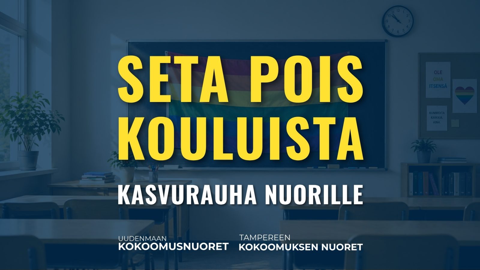 Kuvituskuva, jonka taustalla on sinertävällä värikalvolla peitetty valokuva luokkahuoneesta, jossa näkyy pulpetteja, taulu, seinällä julisteita sekä sateenkaarilippu taulun edessä. Kuvan keskellä on suuri lihavoitu keltainen teksti 