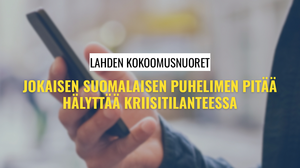 Kuvituskuva, jonka taustalla on epäterävä valokuva kädestä, joka pitää älypuhelinta. Kuvan keskellä on valkoisella pohjalla musta teksti 