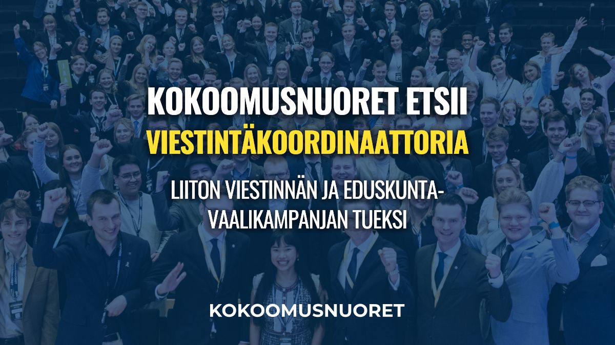 Kuvituskuva, jonka taustalla on tummansinisellä värikalvolla peitetty valokuva suuresta joukosta iloisia nuoria, jotka nostavat käsiään ylös ryhmäkuvassa. Kuvan keskellä on teksti 
