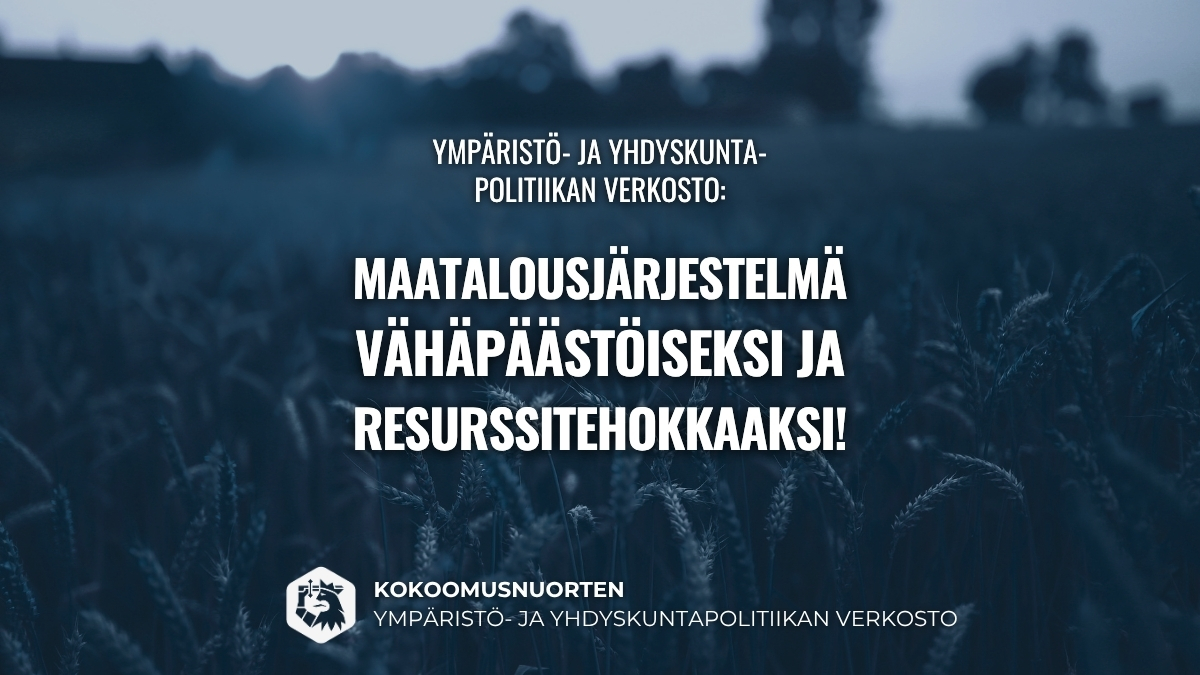Kuvituskuva, jonka taustalla on tummansinisellä värikalvolla peitetty valokuva viljapellosta hämärässä. Kuvan keskellä on valkoinen teksti 