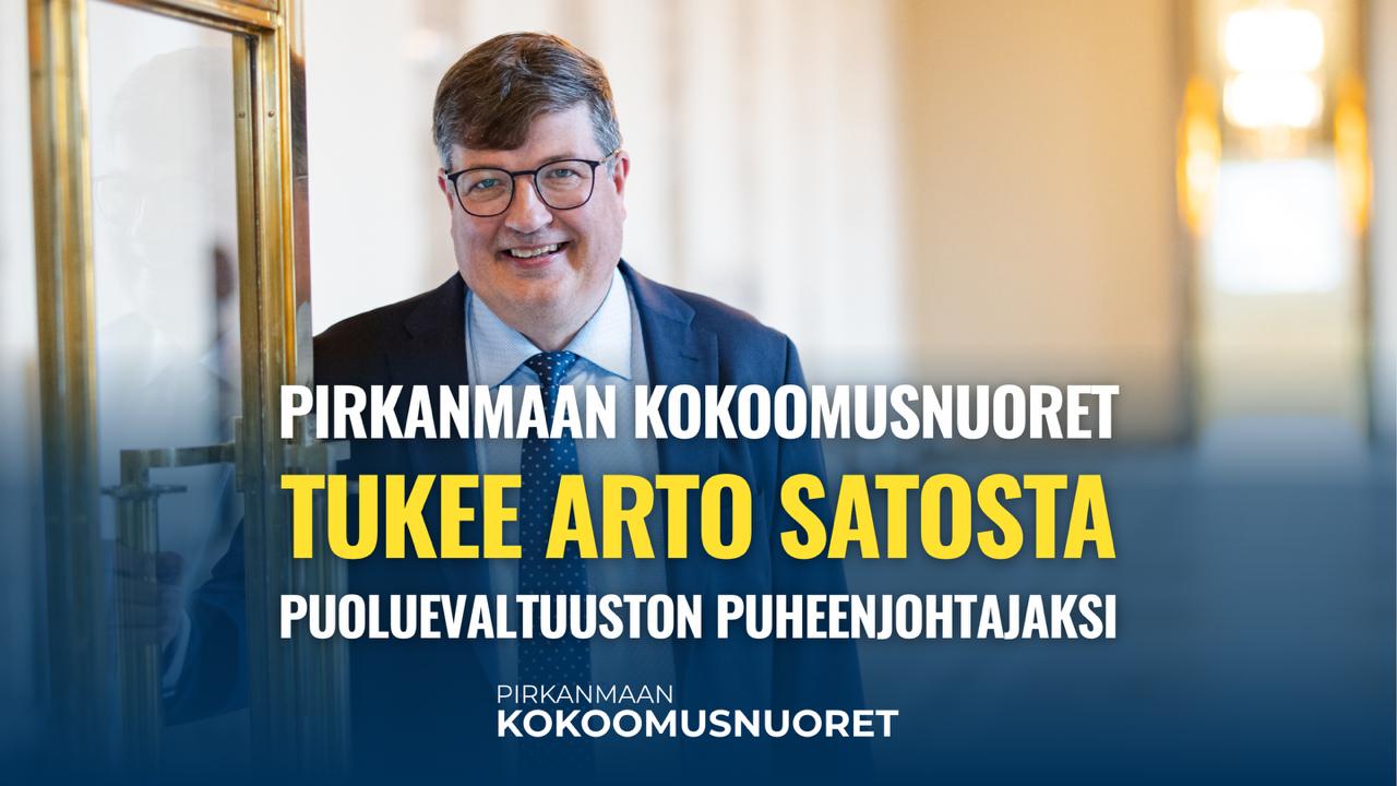 Kuvituskuva, jonka taustalla on valokuva Kokoomuksen puheenjohtaja Arto Satosesta hymyilemässä tummassa puvussa ja silmälasit päässä vaaleassa käytävässä kultaisten ovenkarmien vieressä. Kuvan keskellä on lihavoitu teksti 