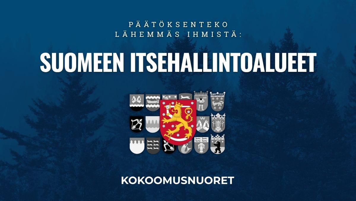 Kuvituskuva, jonka taustalla on tummansinisellä värikalvolla peitetty valokuva havumetsästä. Kuvan keskellä on teksti 