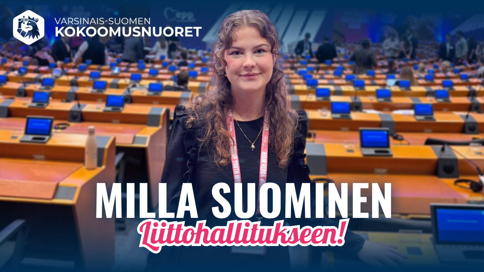 Kuvituskuva, jonka taustalla on valokuva Euroopan parlamentin istuntosalista sinisine näyttöineen ja oransseine pulpetteineen. Etualalla seisoo Milla Suominen mustassa paidassa EPP Youth Week -nimikyltti kaulassaan hymyillen kameraan. Kuvan alalaidassa on teksti 